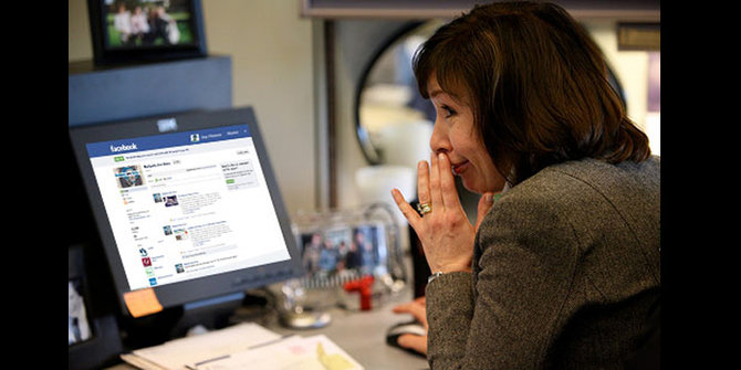 ilustrasi facebook an saat bekerja