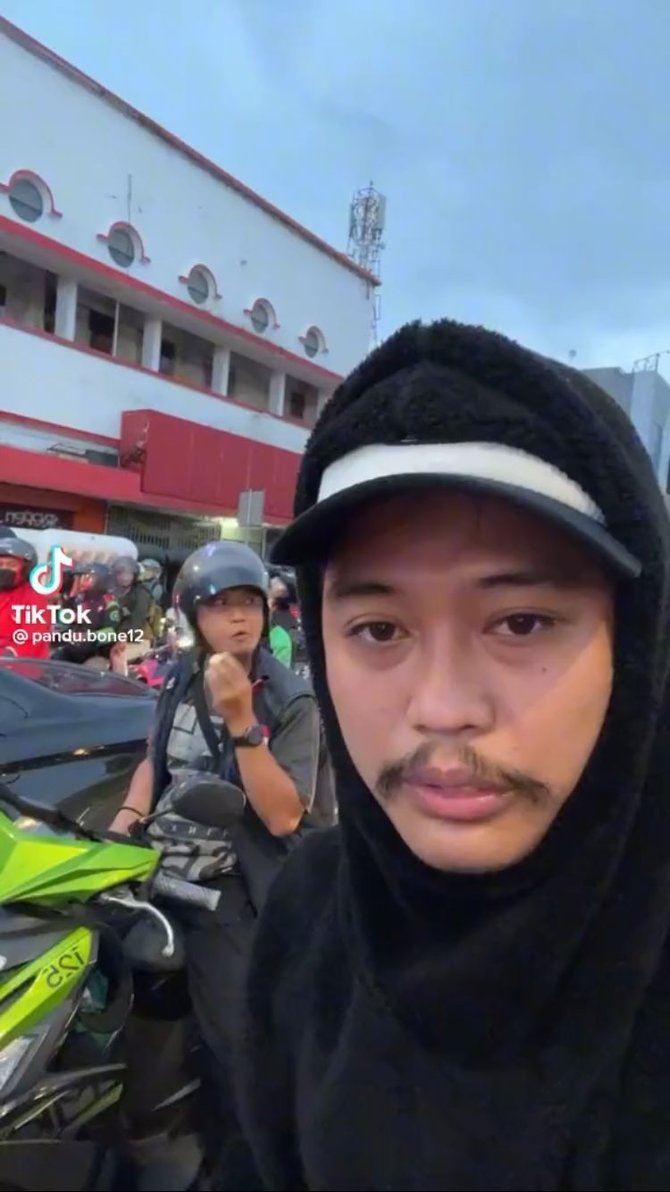 Bikin Ngakak Begini Momen Pria Minta Salak Ke Pengendara Motor Lain Di