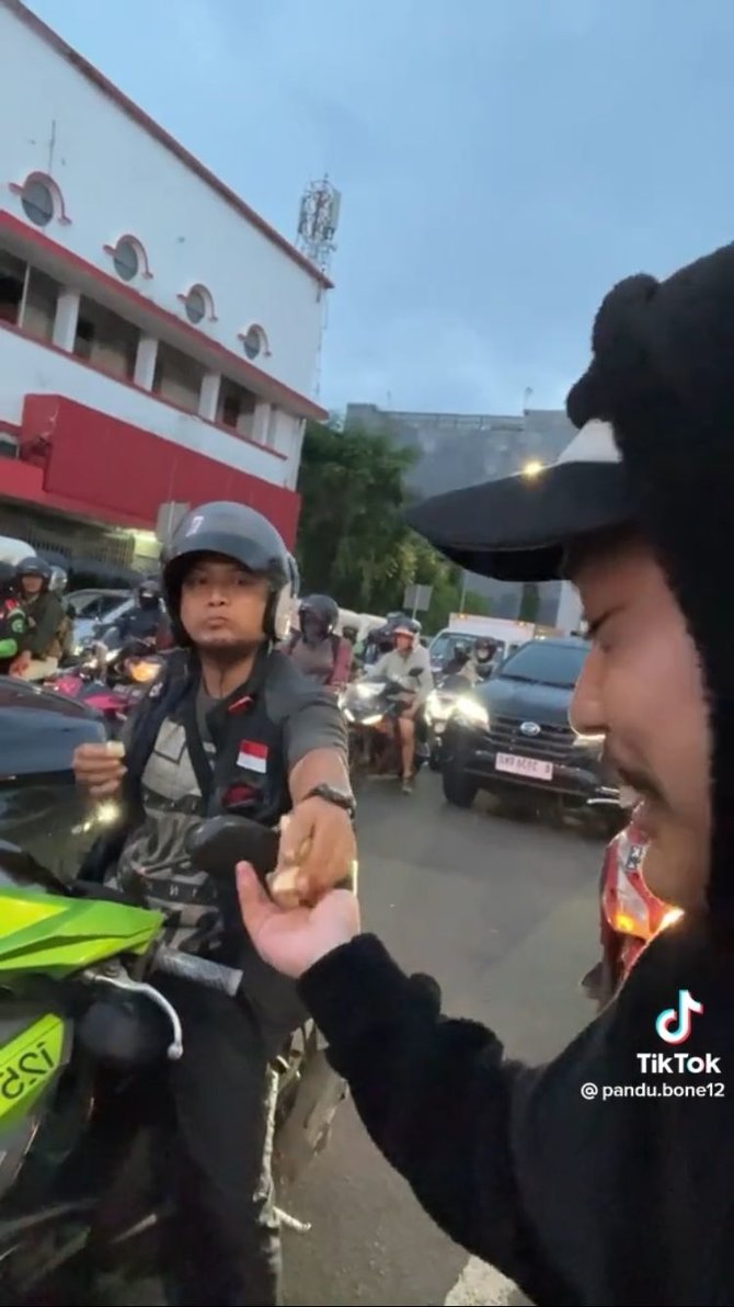 Bikin Ngakak Begini Momen Pria Minta Salak Ke Pengendara Motor Lain Di