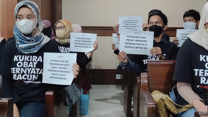 potret ortu korban gagal ginjal akut berkaos hitam amp desakan klb di pengadilan