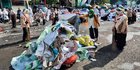 Gotong Royong Pelajar Bersihkan Sampah di Lokasi Resepsi 1 Abad NU