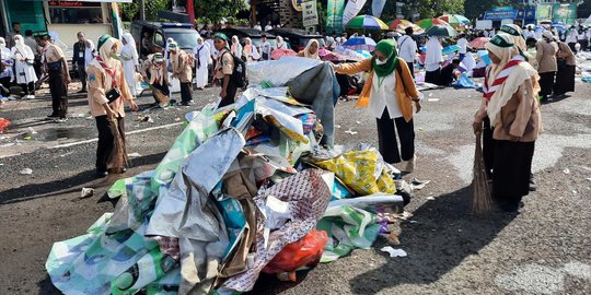 Gotong Royong Pelajar Bersihkan Sampah di Lokasi Resepsi 1 Abad NU