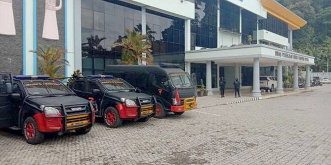 KPK Geledah Kantor Dinas PUPR Papua, Dikawal Brimob Bersenjata Lengkap ...