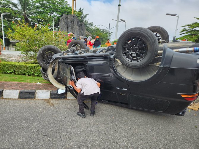 kecelakaan mobil terbalik di riau