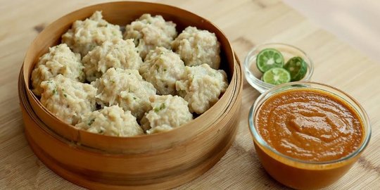 Resep Siomay Ayam Lembut Bumbu Kacang ala Devina Hermawan