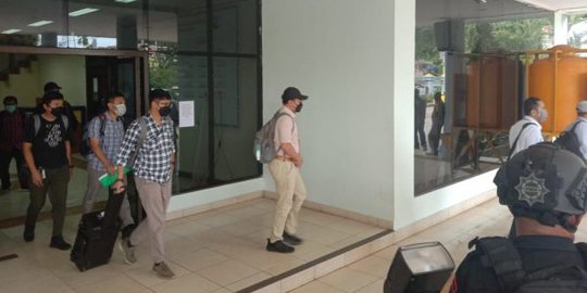 Lima Jam Geledah Kantor Dinas PUPR Papua, KPK Bawa Empat Koper Berisi ...