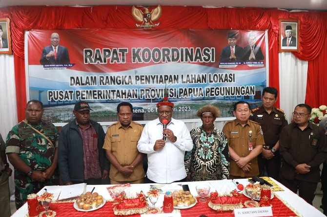 wamendagri john wempi wetipo saat rapat koordinasi penyiapan lahan untuk pusat pemerintahan provinsi papua pegunungan