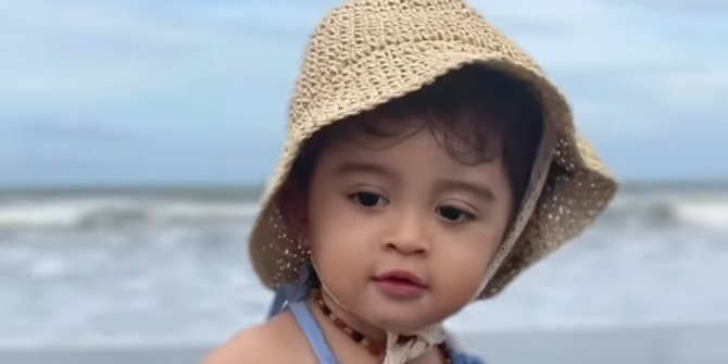 10 Foto Lucu Baby Guzel Anak Ali Syakieb & Margin Main di Pantai, Gemesin Banget!