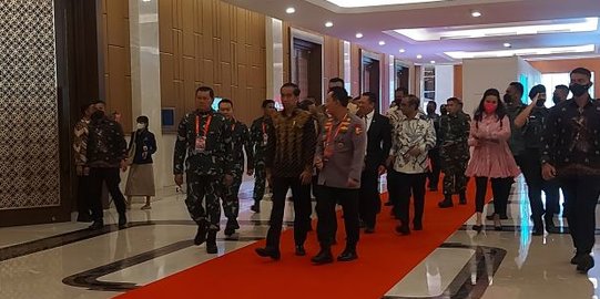 Mengenakan Batik Hitam, Jokowi Disambut Kapolri dan Panglima dalam Rapim TNI-Polri