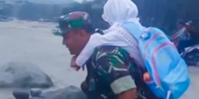 Babinsa TNI ini Sungguh Mulia, Tiap Hari Gendong Siswa SD Seberangi Lahar Semeru