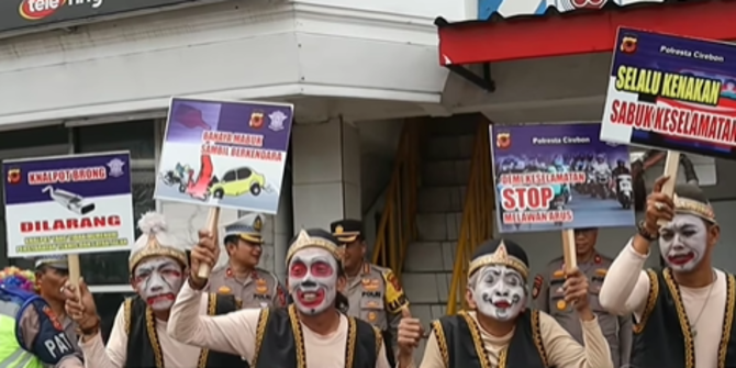 Potret Polisi di Cirebon Sosialisasi Lalu Lintas Pakai Tokoh Punakawan, Unik