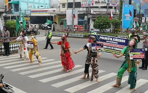 potret polisi di cirebon sosialisasi lalu lintas pakai tokoh punakawan