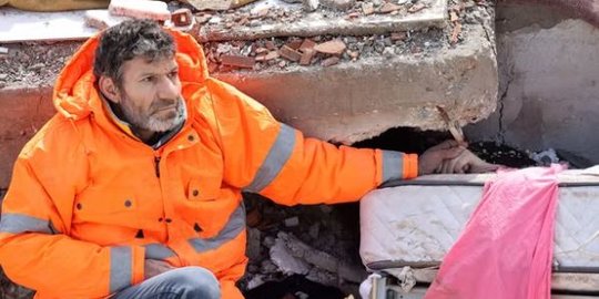 Tatapan Kosong Ayah Pegang Erat Tangan Putrinya yang Tewas karena Gempa Turki
