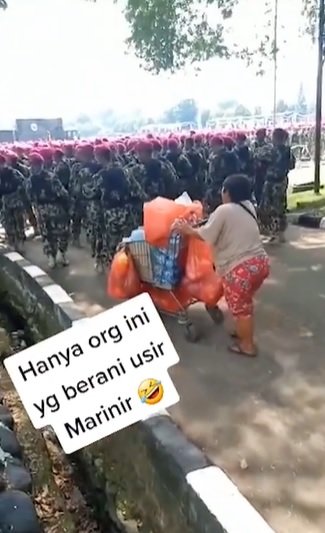 bukan tentara cuma ibu ini yang berani bikin pasukan marinir tni al minggir