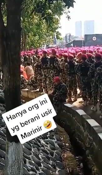 bukan tentara cuma ibu ini yang berani bikin pasukan marinir tni al minggir