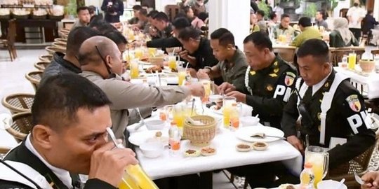 Intip Suasana Makan Malam Para Pengawal Presiden, Momennya jadi Sorotan