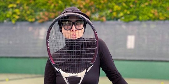 Deretan Foto Syahrini Latihan Tenis di Singapura, Penampilannya Curi Perhatian