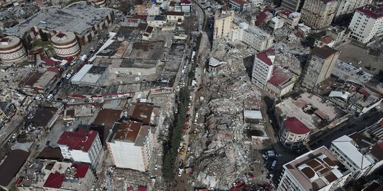 Viral Bocah Lindungi Kepala Adiknya dari Reruntuhan Gempa di Turki, Banjir Pujian