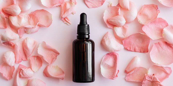 ilustrasi rose oil atau minyak esensial mawar