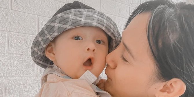 5 Potret Terbaru Baby Akshay Anak Ketiga Eza Gionino Menginjak 6 Bulan, Cute Banget!