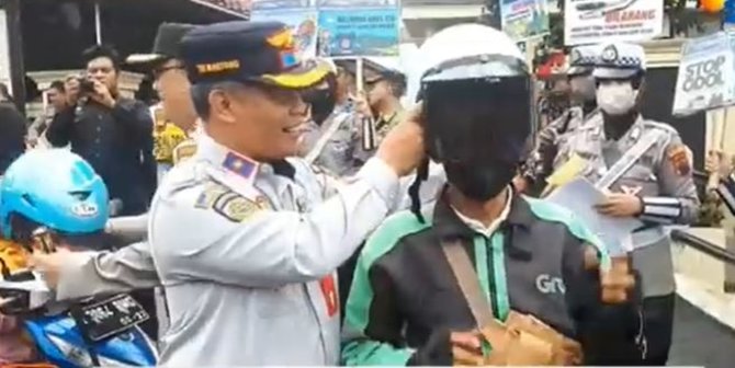 Operasi Keselamatan Candi 2023 Mulai Digelar, Polres Semarang Bagi-bagi Helm Gratis