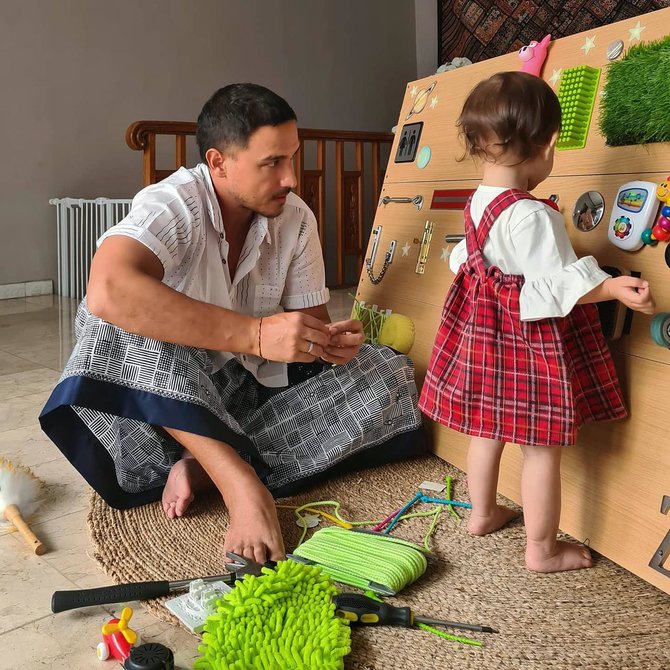 penuh perhatian intip potret hamish daud saat momong baby zalina