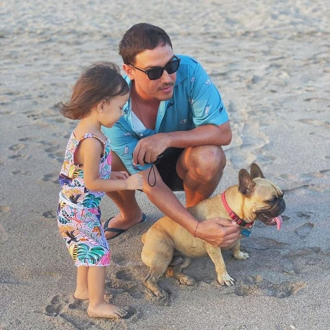 penuh perhatian intip potret hamish daud saat momong baby zalina