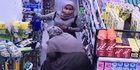 Terekam CCTV, Begini Aksi Dua Wanita Sembunyikan 6 Kotak Susu di Dalam Baju