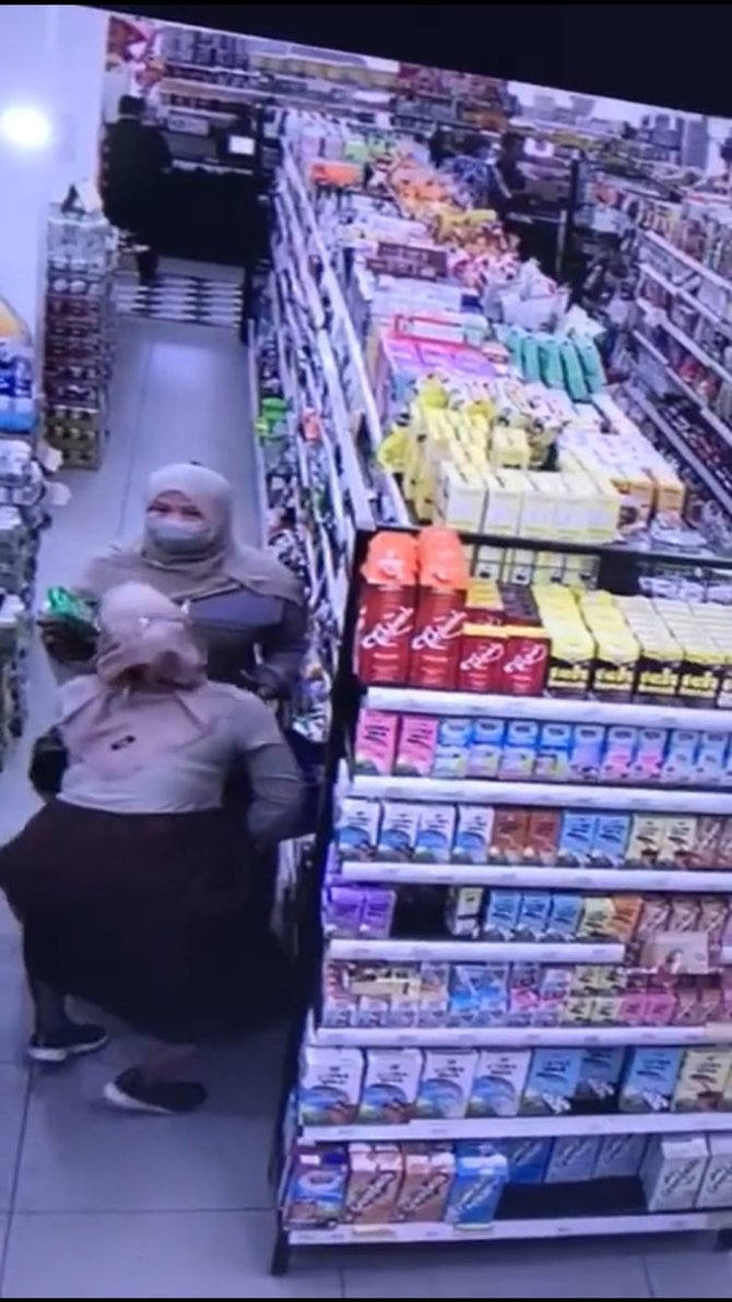 terekam cctv begini aksi dua wanita sembunyikan 6 kotak susu amp di dalam baju