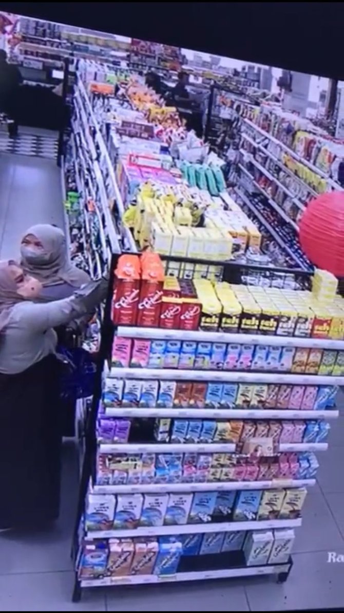 terekam cctv begini aksi dua wanita sembunyikan 6 kotak susu amp di dalam baju