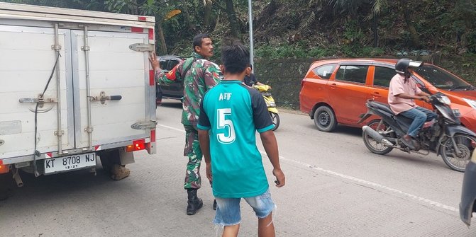 VIDEO: Babinsa Kopka Azmiadi Tak Henti Urai Macet, Termasuk Dorong Motor Ibu-Ibu