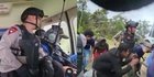 Momen Menegangkan Brimob Evakuasi Pekerja Bangunan Usai Penyanderaan Pilot di Papua