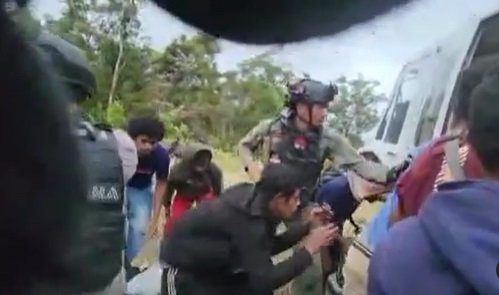 momen menegangkan brimob evakuasi pekerja bangunan usai penyanderaan pilot di papua