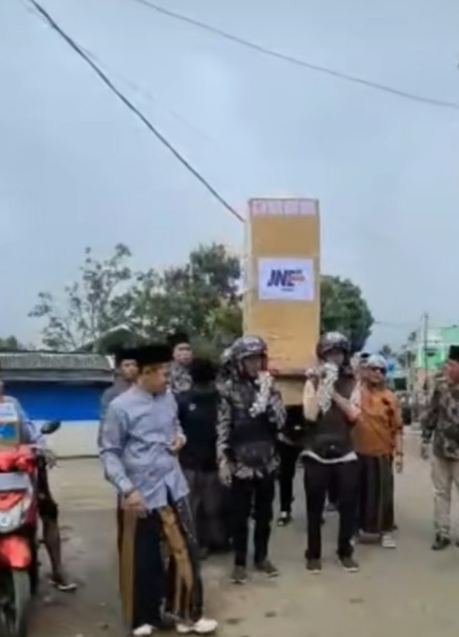 viral pernikahan unik ala cod mempelai pria datang dengan kardus paket