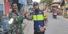 Gadai Motor Urai Macet, Babinsa Azmiadi Kini Duet Sama Polisi Beresi Masalah di Jalan