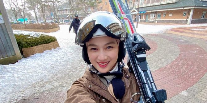 Potret Melody Laksani Main Ski saat Liburan di Korea, Penampilannya Bikin Salfok