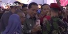 VIDEO: Gaya Baru Jokowi, Pegang Sendiri HP Warga yang Mau Foto Selfie