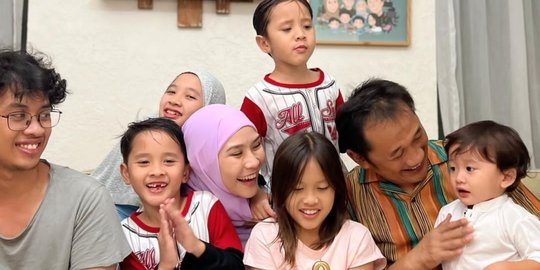 5 Potret Artis Punya Anak 4 Bahkan Lebih, Awet Muda