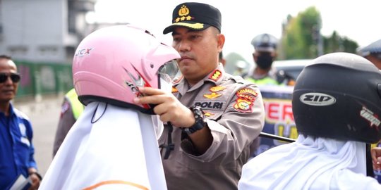 Cerita Pelanggar Lalu Lintas di Pekanbaru Dihadiahi Helm usai Jawab Pertanyaan Polisi