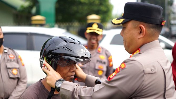 pemotor tak pakai helm diajak kapolresta pekanbaru tebak tebakan