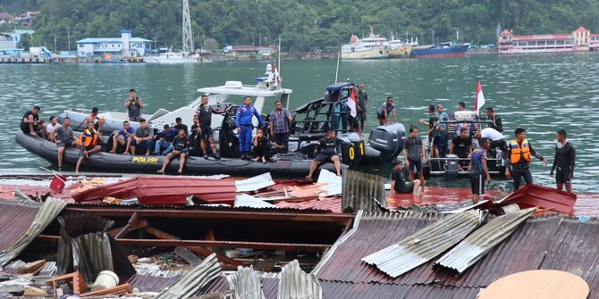 Petugas Gabungan Evakuasi 4 Korban Tewas Gempa M 5,4 Jayapura yang Tercebur ke Laut