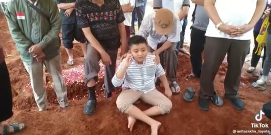 Bikin Haru, Begini Momen Anak Kecil Azan di Liang Kubur Ayahnya