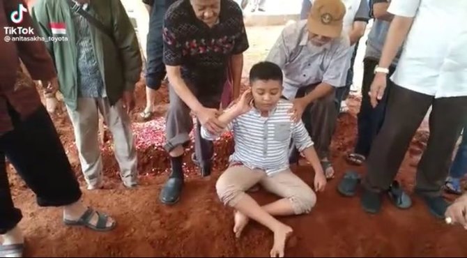 bikin sedih begini momen anak kecil azan di liang kubur ayahnya