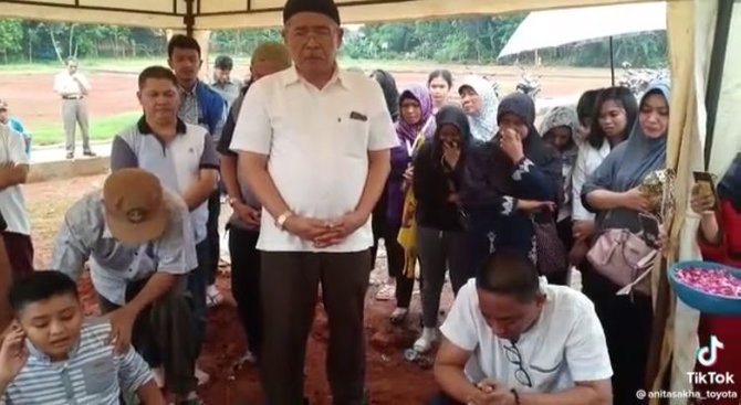 bikin sedih begini momen anak kecil azan di liang kubur ayahnya