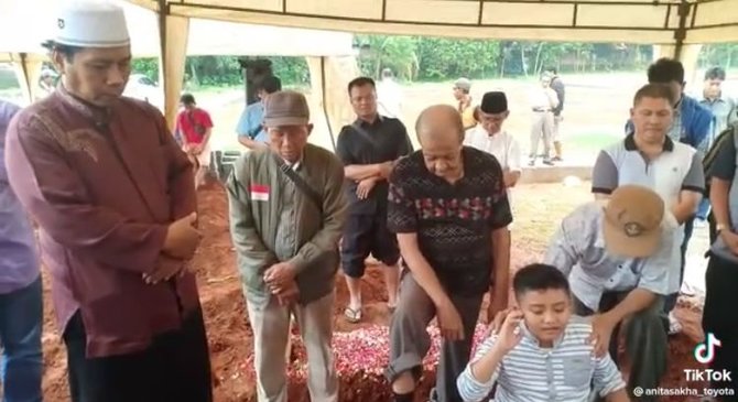 bikin sedih begini momen anak kecil azan di liang kubur ayahnya