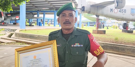 Cerita Babinsa Azmiadi Haru dan Bangga Bisa Jabat Tangan Bintang Empat