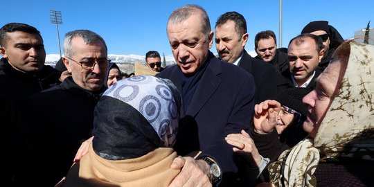 Wajah Sedih Erdogan Temui Korban Gempa Turki