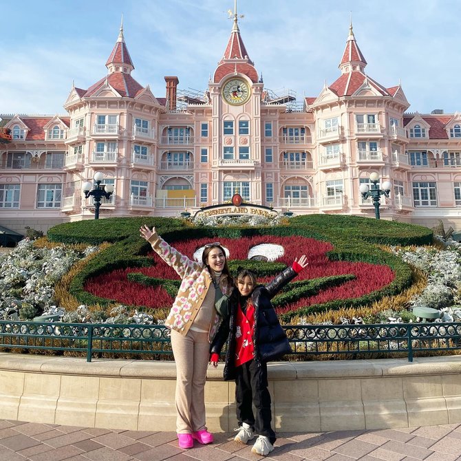 ayu ting ting dan bilqis di disneyland paris