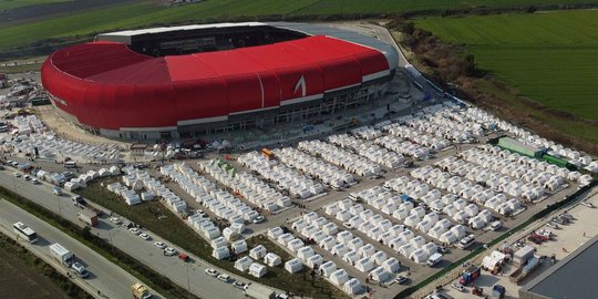 Turki Sulap Stadion Jadi Kamp Pengungsian Korban Gempa