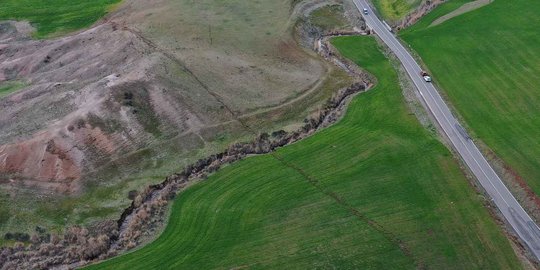 Heboh Retakan Tanah Akibat Gempa Dahsyat Turki, Begini Penampakannya